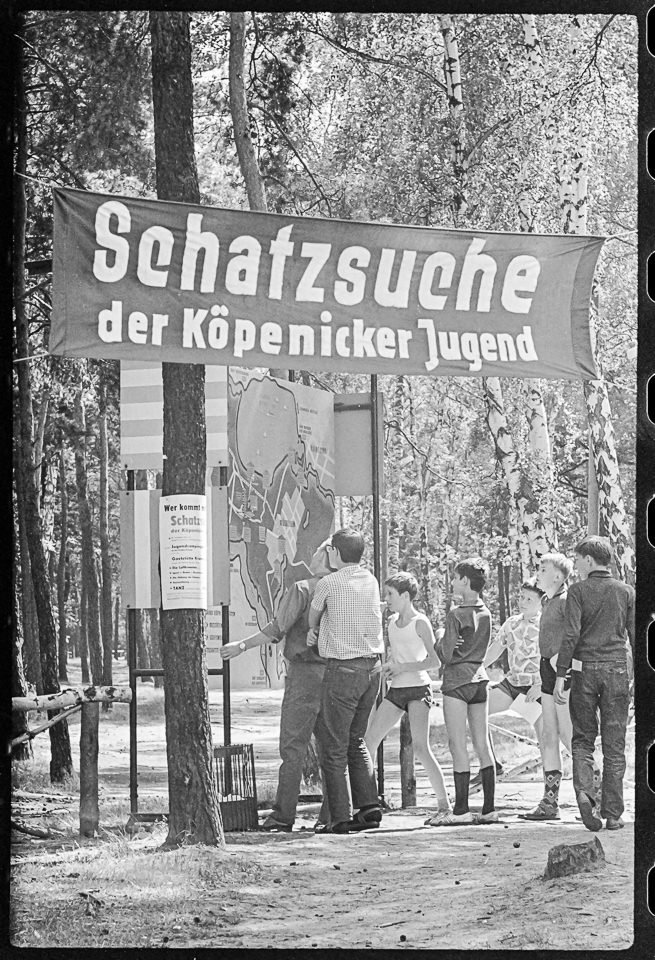 Schatzsuche in den Müggelbergen, 1966. SW-Foto © Kurt Schwarz. (Kurt Schwarz CC BY-NC-SA)