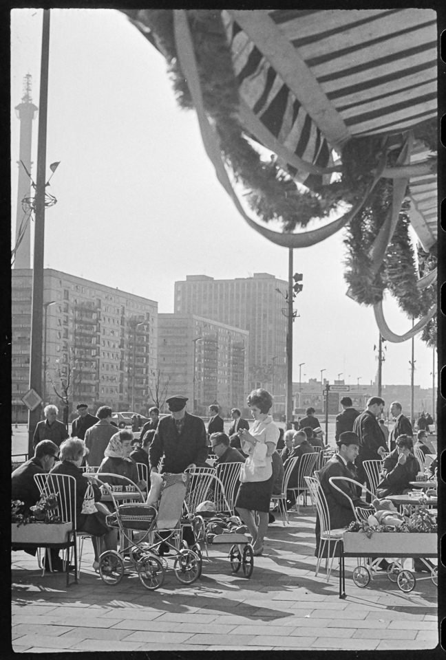 Auf der Terrasse der Milch-Mokka-Eis-Bar in der Karl-Marx-Allee, April 1967. SW-Foto © Kurt Schwarz. (Kurt Schwarz CC BY-NC-SA)