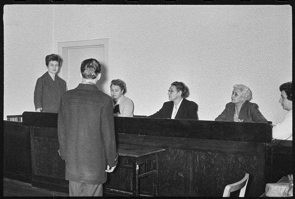 Szene vor dem Jugendgericht, 1960er Jahre. SW-Foto © Kurt Schwarz. (Kurt Schwarz CC BY-NC-SA)