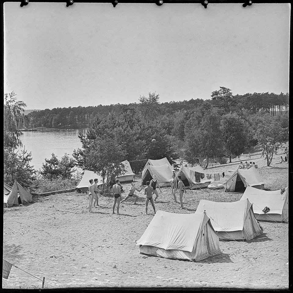 Jugendliche im Kinderferienlager in Prieros-Brück, Bild 1, Juli 1964. SW-Foto © Kurt Schwarz. (Kurt Schwarz CC BY-NC-SA)