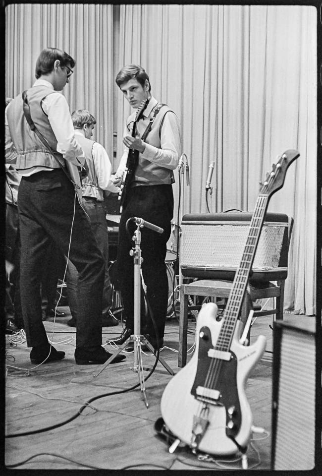 Jugendliche Musiker mit Elektro-Gitarren, September 1965. SW-Foto © Kurt Schwarz. (Kurt Schwarz CC BY-NC-SA)