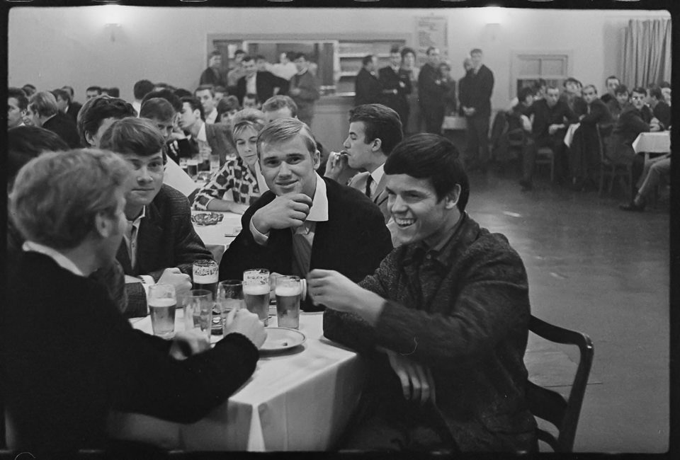 Jugendliche Zuschauer und -hörer in einer Gaststätte beim Musik-Combi-Wettbewerb, September 1965. SW-Foto © Kurt Schwarz. (Kurt Schwarz CC BY-NC-SA)