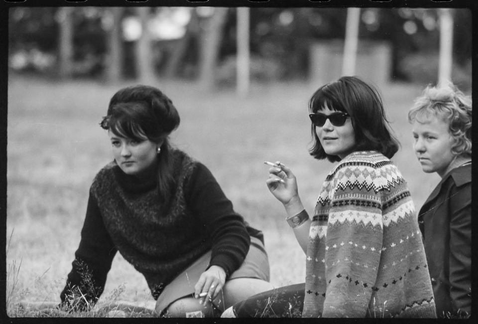 3 Teilnehmerinnen des Internationalen Zeltlagers in Graal-Müritz, 1966. SW-Foto © Kurt Schwarz. (Kurt Schwarz CC BY-NC-SA)
