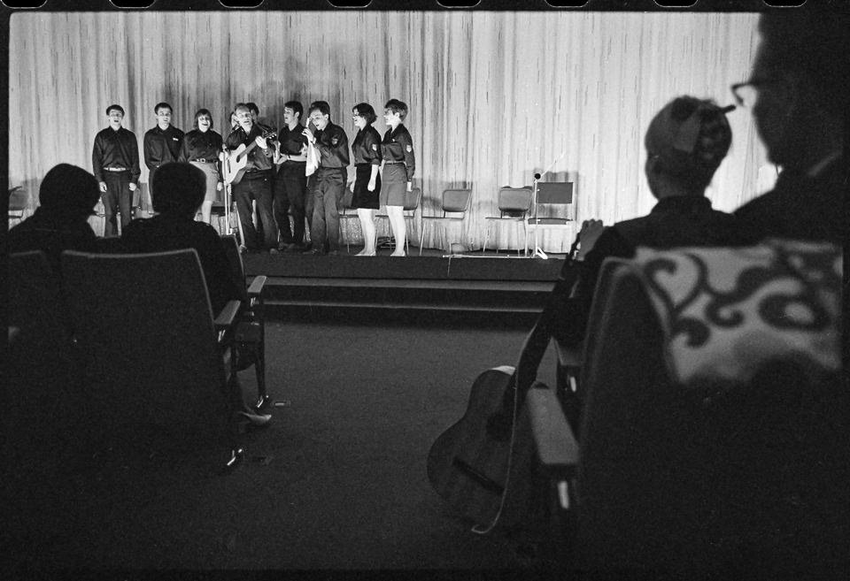 FDJ-Gesangstruppe bei einem Konzert, Juli 1969. SW-Foto © Kurt Schwarz. (Kurt Schwarz CC BY-NC-SA)