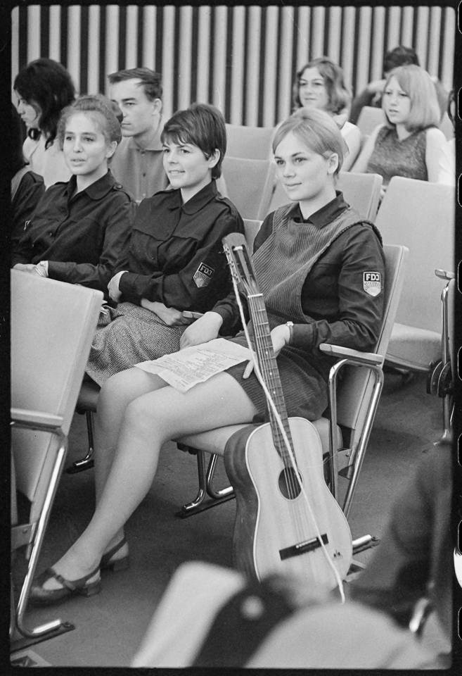 Drei junge Frauen in FDJ-Kleidung im Zuschauerraum, Juli 1969. SW-Foto © Kurt Schwarz. (Kurt Schwarz CC BY-NC-SA)