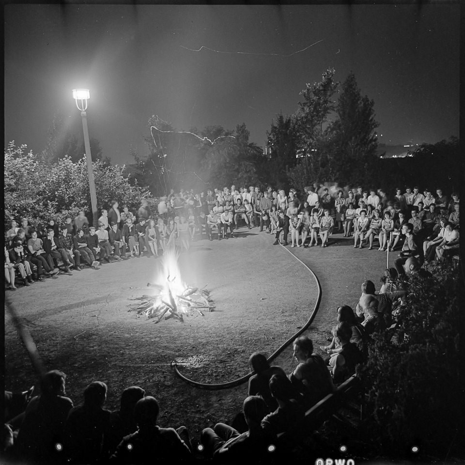 Lagerfeuer bei einer Sonnenwendfeier,Bild 1, Anfang 1960er Jahre. SW-Foto © Kurt Schwarz. (Kurt Schwarz CC BY-NC-SA)