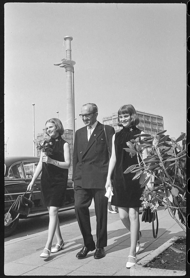 Mädchen auf Weg zur Jugendweihe, Anfang 1960er Jahre. SW-Foto © Kurt Schwarz. (Kurt Schwarz CC BY-NC-SA)