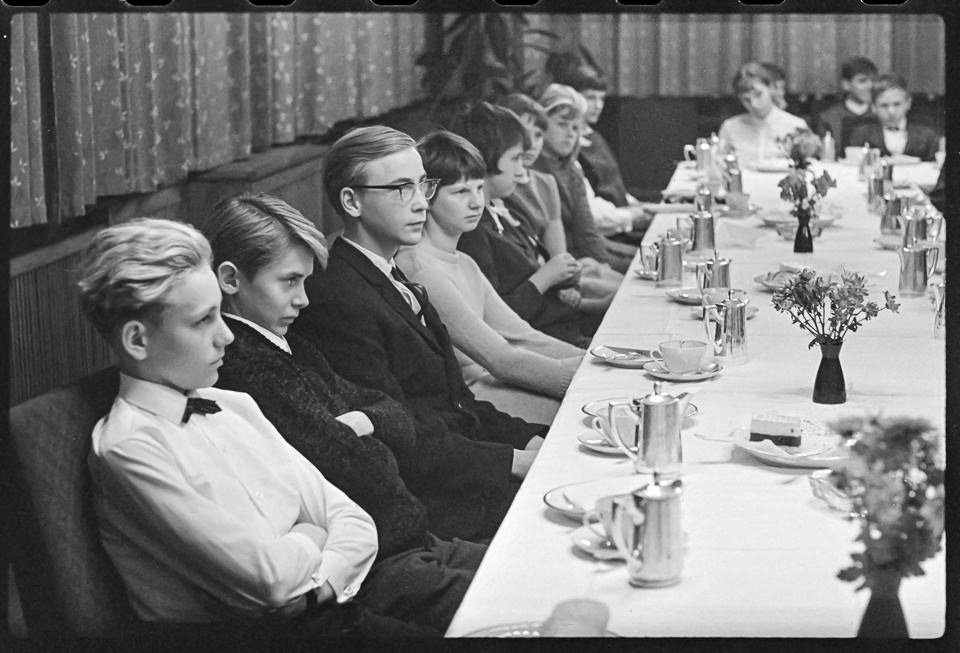 Kaffeetafel bei Jugendweihe, Anfang 1960er Jahre. SW-Foto © Kurt Schwarz. (Kurt Schwarz CC BY-NC-SA)