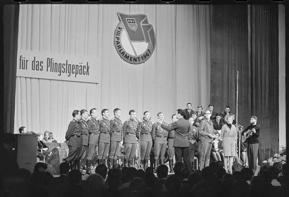 Sowjetischer Soldatenchor bei der FDJ-Veranstaltung 'Lieder für das Pfingsgepäck', Mai 1967. SW-Foto © Kurt Schwarz. (Kurt Schwarz CC BY-NC-SA)