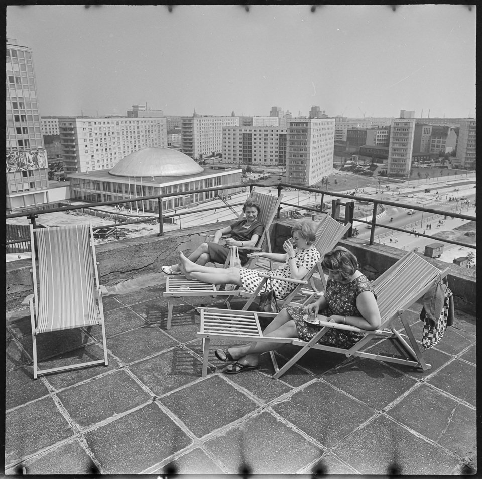 2 Frauen auf dem Dach des Alexanderhauses, , August 1967. SW-Foto © Kurt Schwarz. (Kurt Schwarz CC BY-NC-SA)