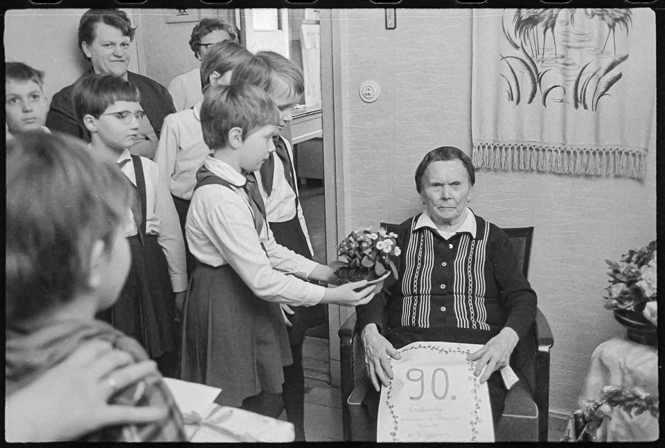Jungpioniere gratulieren einer Berlinerin zum 90. Geburtstag, 1969. SW-Foto © Kurt Schwarz. (Kurt Schwarz CC BY-NC-SA)