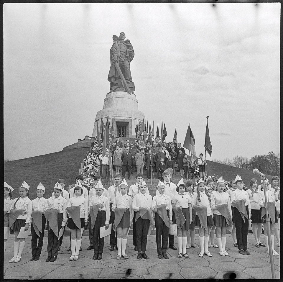 Jungpioniere bei einer Feier vor dem sowjetischen Ehrenmal, 1960er Jahre. SW-Foto © Kurt Schwarz. (Kurt Schwarz CC BY-NC-SA)