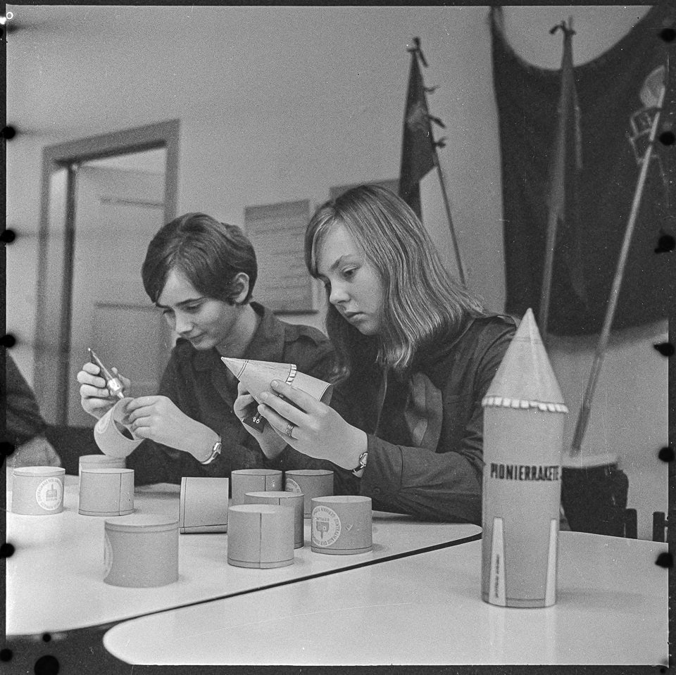Mädchen in FDJ-Kleidung basteln 'Pionierraketen', 1968. SW-Foto © Kurt Schwarz. (Kurt Schwarz CC BY-NC-SA)