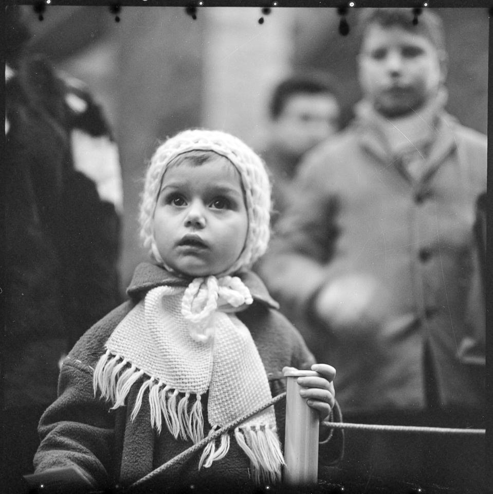 Ein winterlich gekleidetes Mädchen im Kindergartenalter, 1964. SW-Foto © Kurt Schwarz. (Kurt Schwarz CC BY-NC-SA)