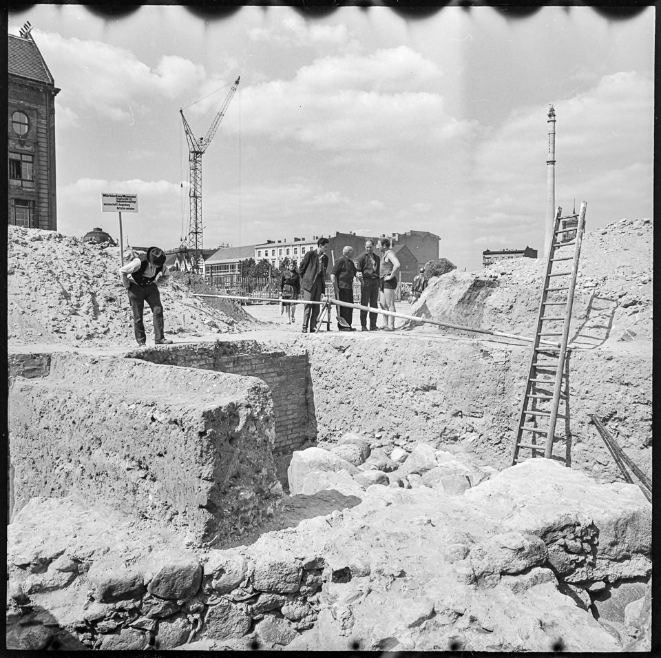Ausgrabungen am Petrikirchplatz, , Oktober 1967. SW-Foto © Kurt Schwarz. (Kurt Schwarz CC BY-NC-SA)