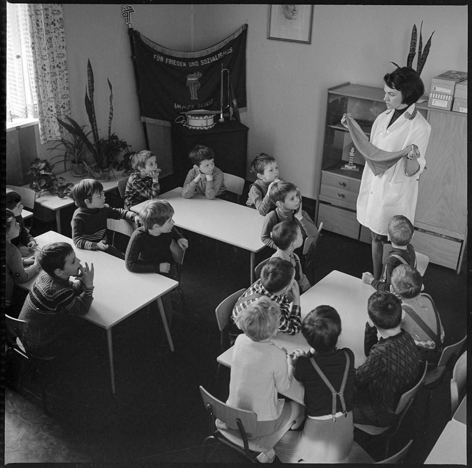 Jungpionierwerbung in einer Vorschuleklasse, Februar 1969. SW-Foto © Kurt Schwarz. (Kurt Schwarz CC BY-NC-SA)
