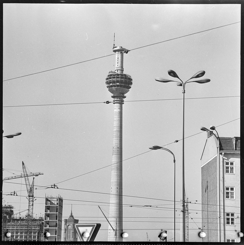 Turmkugel des Fernsehturms beim Bau, , 1967. SW-Foto © Kurt Schwarz. (Kurt Schwarz CC BY-NC-SA)