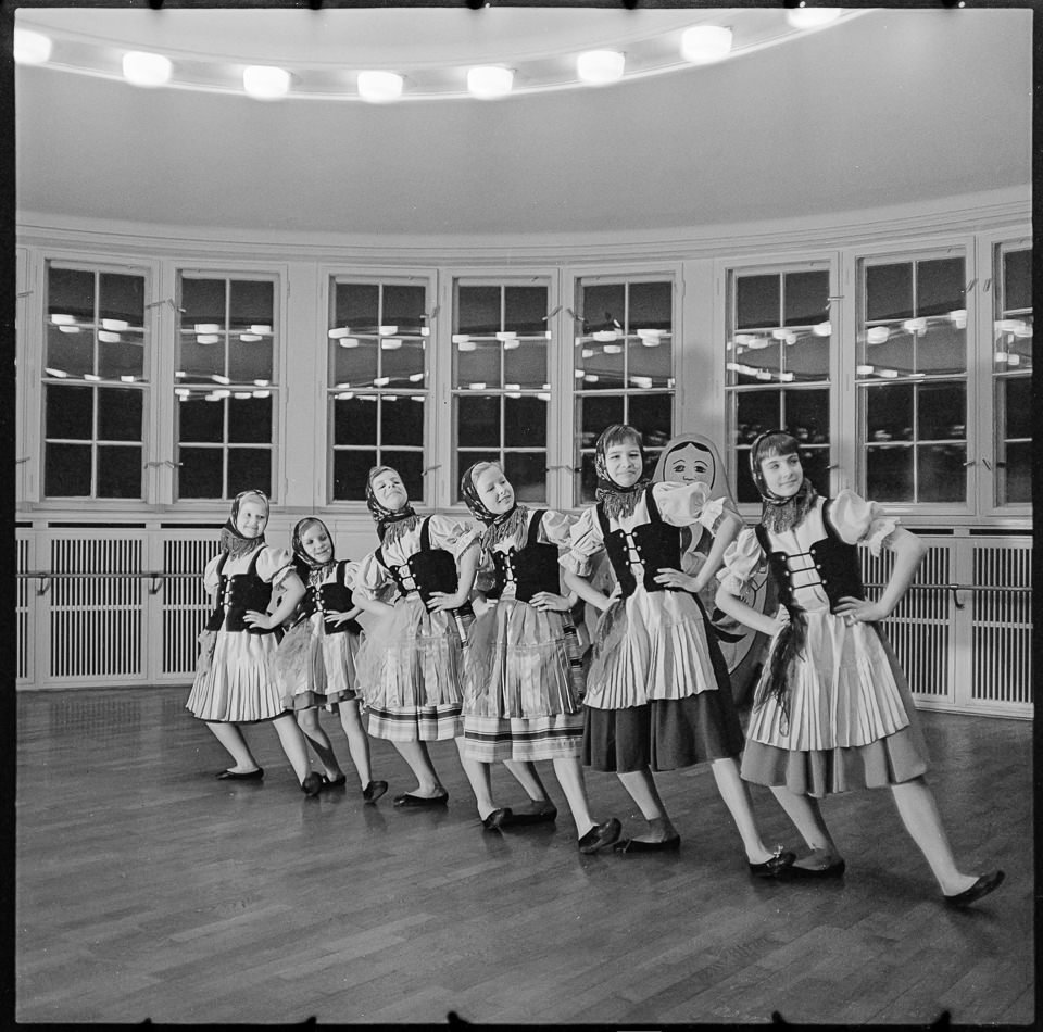 Volkstanzensemble im Pionierhaus "German Titow", 1968. SW-Foto © Kurt Schwarz. (Kurt Schwarz CC BY-NC-SA)