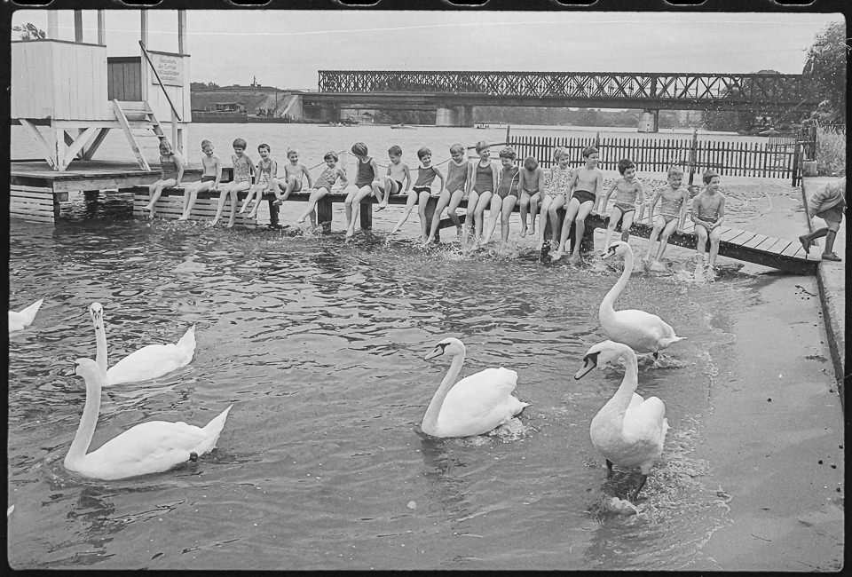 Schwimmunterricht im Standbad Oberspree, Bild 1, 1968. SW-Foto © Kurt Schwarz. (Kurt Schwarz CC BY-NC-SA)