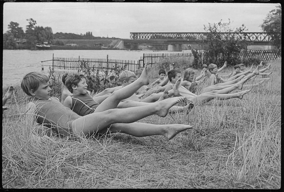 Schwimmunterricht im Standbad Oberspree, Bild 2, 1968. SW-Foto © Kurt Schwarz. (Kurt Schwarz CC BY-NC-SA)