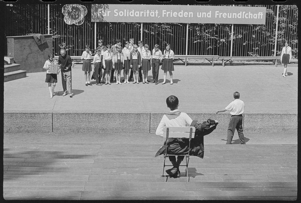 Pioniergruppe probt für einen Auftritt in der 'Pionierrepublik Wilhelm Pieck', Juli 1968. SW-Foto © Kurt Schwarz. (Kurt Schwarz CC BY-NC-SA)