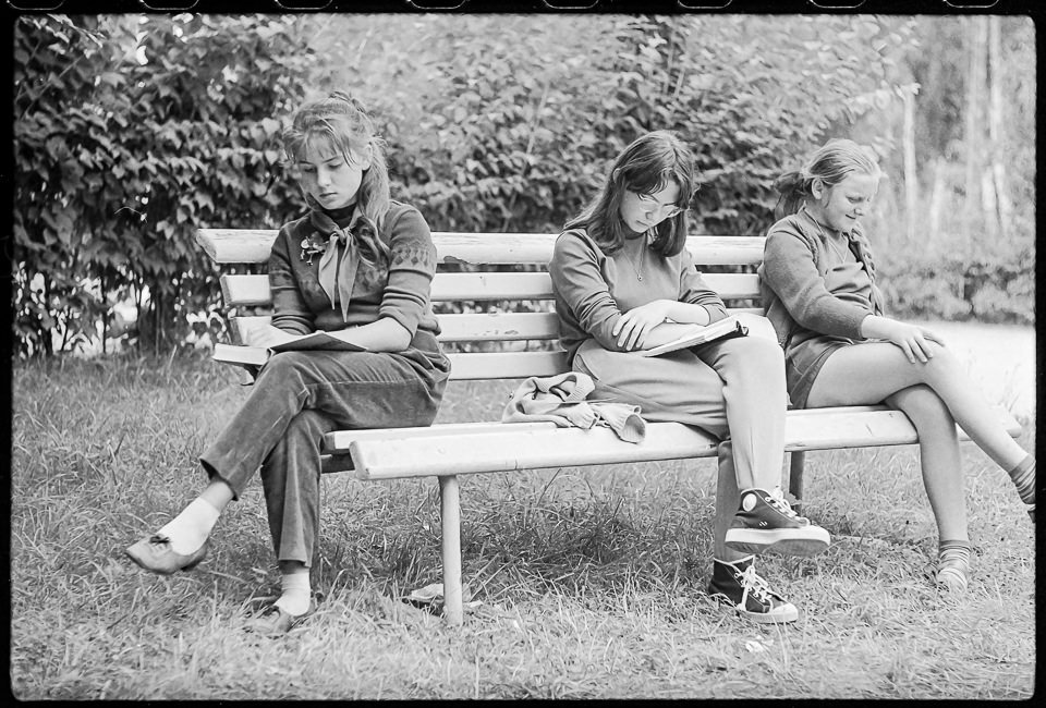 3 Mädchen in der 'Pionierrepublik Wilhelm Pieck' , Juli 1968. SW-Foto © Kurt Schwarz. (Kurt Schwarz CC BY-NC-SA)