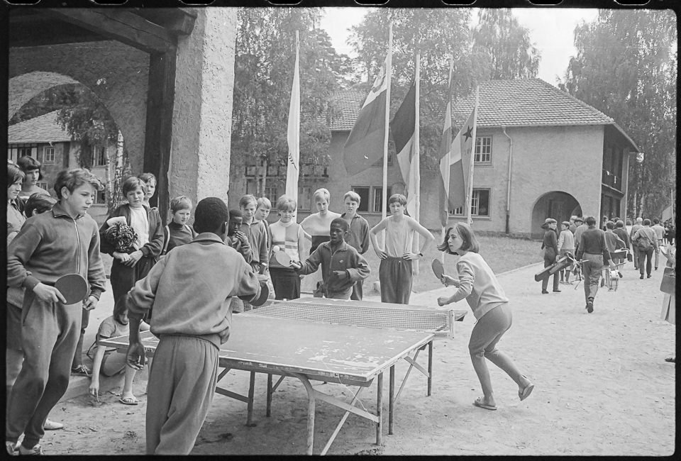 Tischtennisspiel in der 'Pionierrepublik Wilhelm Pieck', Juli 1968. SW-Foto © Kurt Schwarz. (Kurt Schwarz CC BY-NC-SA)
