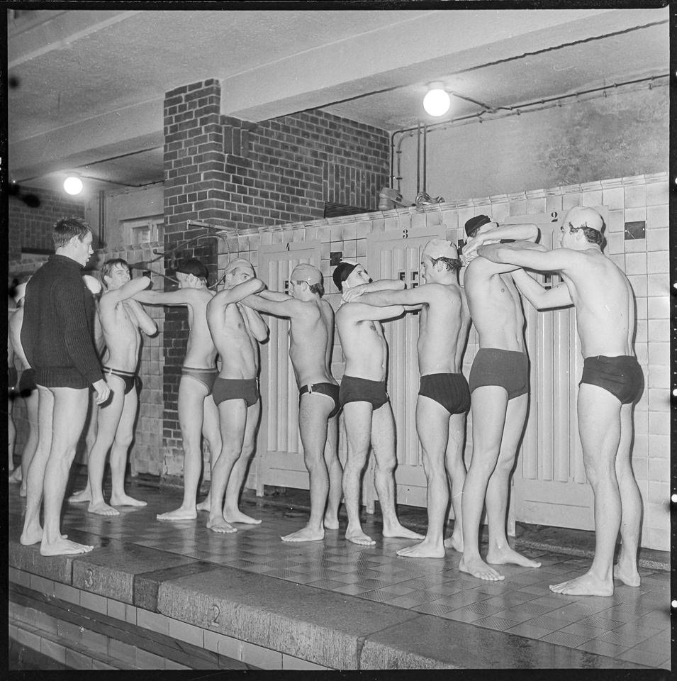 Lehrgang für Rettungsschwimmer des DRK im Stadtbad Lichtenberg, Dezember 1967. SW-Foto © Kurt Schwarz. (Kurt Schwarz CC BY-NC-SA)