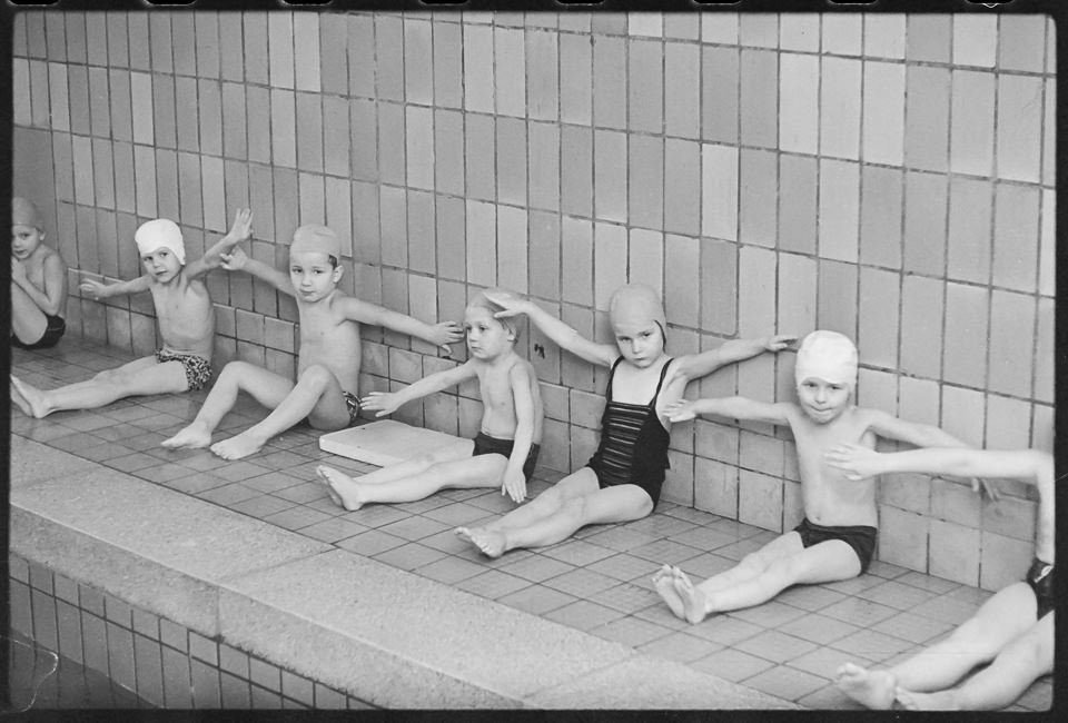 Kinderschwimmlehrgang in einem Berliner Stadtbad, 1960er Jahre. SW-Foto © Kurt Schwarz. (Kurt Schwarz CC BY-NC-SA)