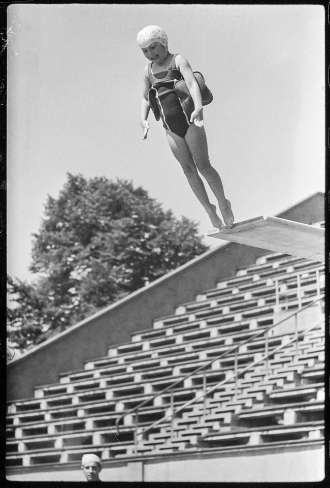 Mädchen springt vom Sprungbrett im Freibad, Bild 1, 1960er Jahre. SW-Foto © Kurt Schwarz. (Kurt Schwarz CC BY-NC-SA)