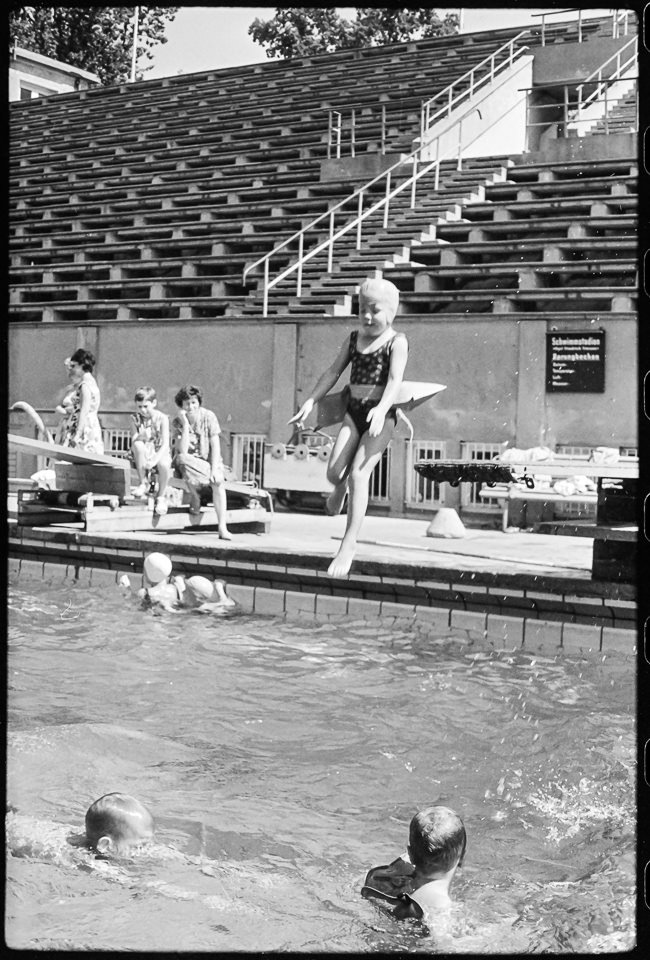 Mädchen springt vom Sprungbrett im Freibad, Bild 2, 1960er Jahre. SW-Foto © Kurt Schwarz. (Kurt Schwarz CC BY-NC-SA)