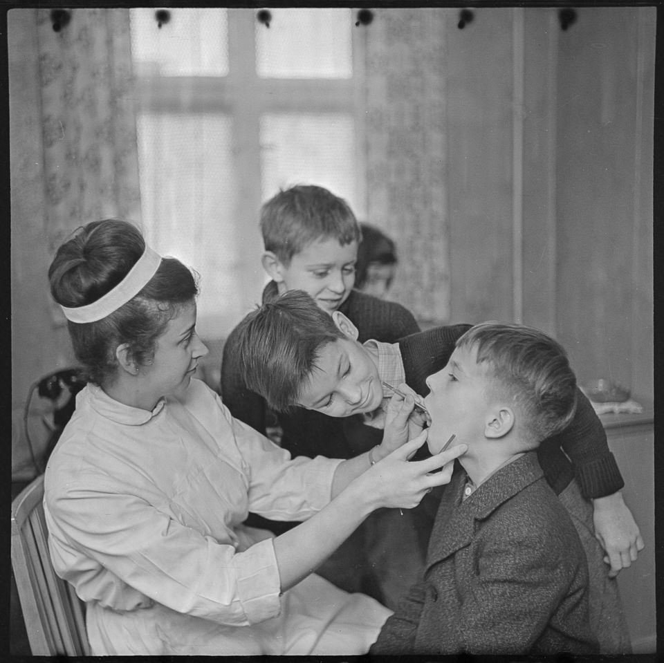 Kinder bei der Schulzahnärztin, Dezember 1964. SW-Foto © Kurt Schwarz. (Kurt Schwarz CC BY-NC-SA)