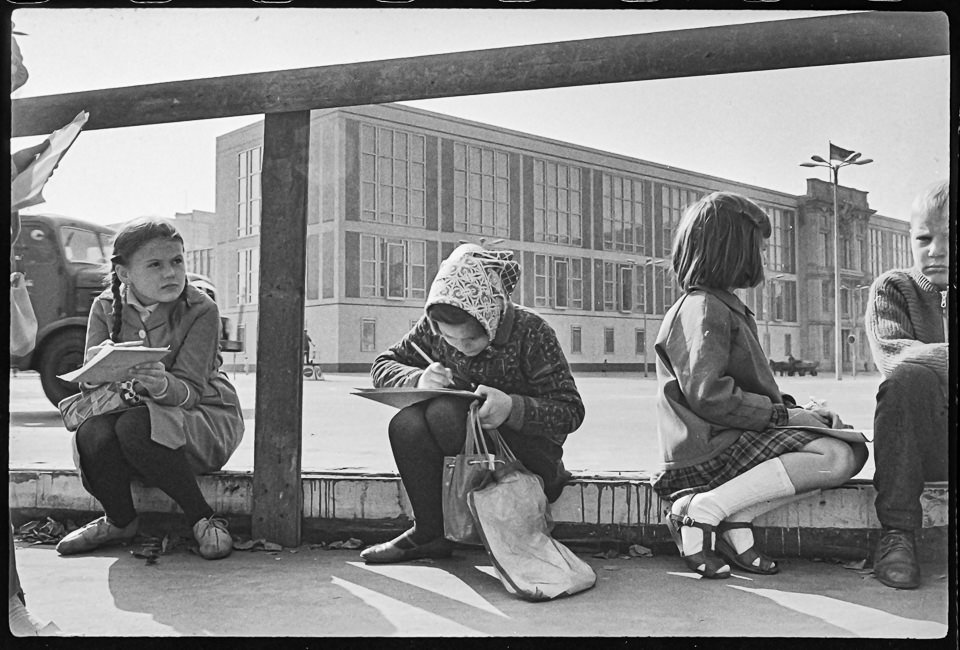Drei Schülerinnen am Marx-Engels-Platz , 1965. SW-Foto © Kurt Schwarz. (Kurt Schwarz CC BY-NC-SA)