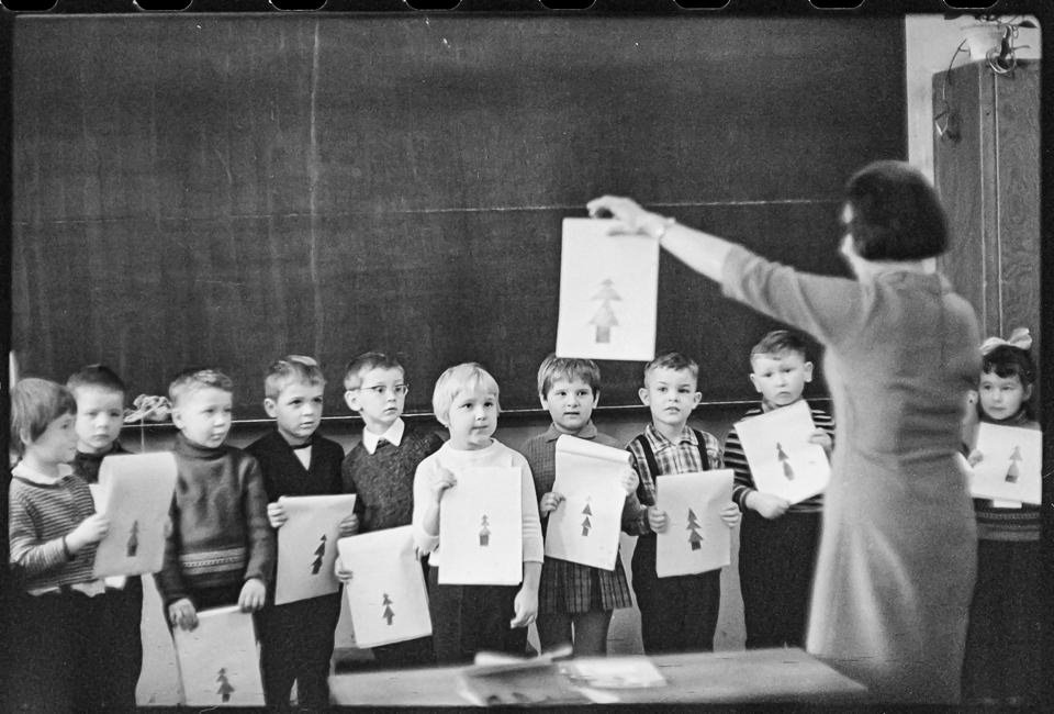 Kindergartenkinder mit Zeichenblöcken, 1966. SW-Foto © Kurt Schwarz. (Kurt Schwarz CC BY-NC-SA)