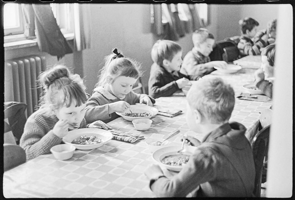 Kinder beim Mittagessen in der Kantine, 1966. SW-Foto © Kurt Schwarz. (Kurt Schwarz CC BY-NC-SA)