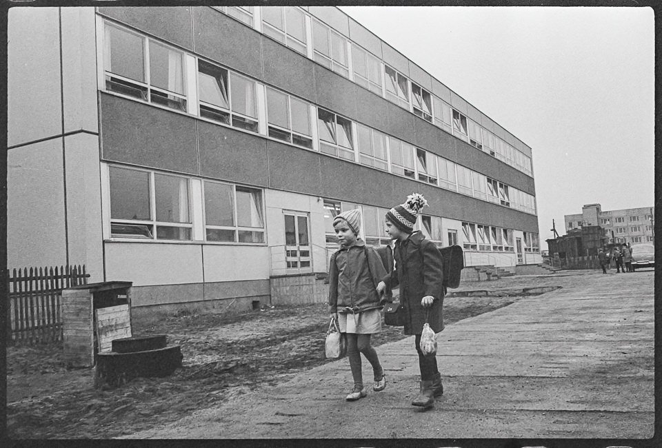 Fassade der 12. Oberschule in Lichtenberg, Februar 1966. SW-Foto © Kurt Schwarz. (Kurt Schwarz CC BY-NC-SA)