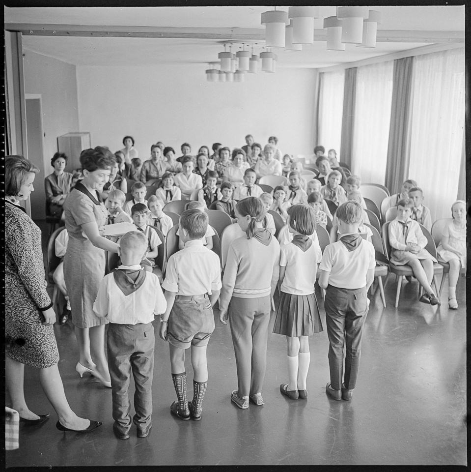 Urkundenausgabe in Grundschule, um 1967. SW-Foto © Kurt Schwarz. (Kurt Schwarz CC BY-NC-SA)
