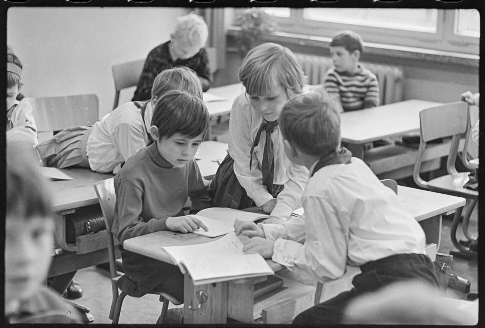 Schüler vergleichen ihre Zeugnisse, Februar 1968. SW-Foto © Kurt Schwarz. (Kurt Schwarz CC BY-NC-SA)