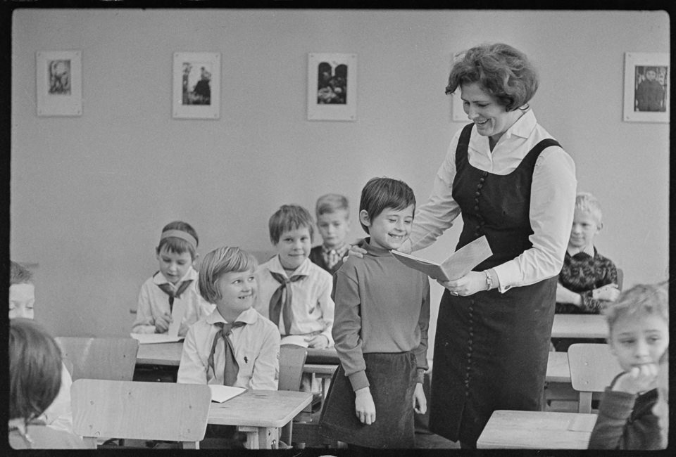 Lehrerin lobt Schülerin, Februar 1968. SW-Foto © Kurt Schwarz. (Kurt Schwarz CC BY-NC-SA)
