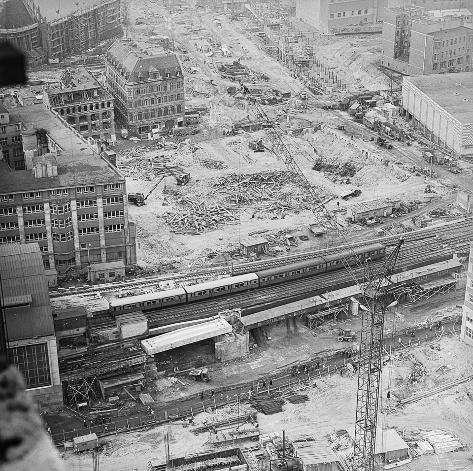 Blick auf Baugelände an der Karl-Liebknecht-Straße, , 1968. SW-Foto © Kurt Schwarz. (Kurt Schwarz CC BY-NC-SA)