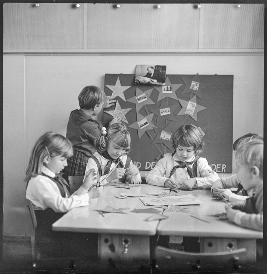 6 Grundschulkinder Schüler basteln eine Wandtafel mit "Oktoberkindern", 1969. SW-Foto © Kurt Schwarz. (Kurt Schwarz CC BY-NC-SA)