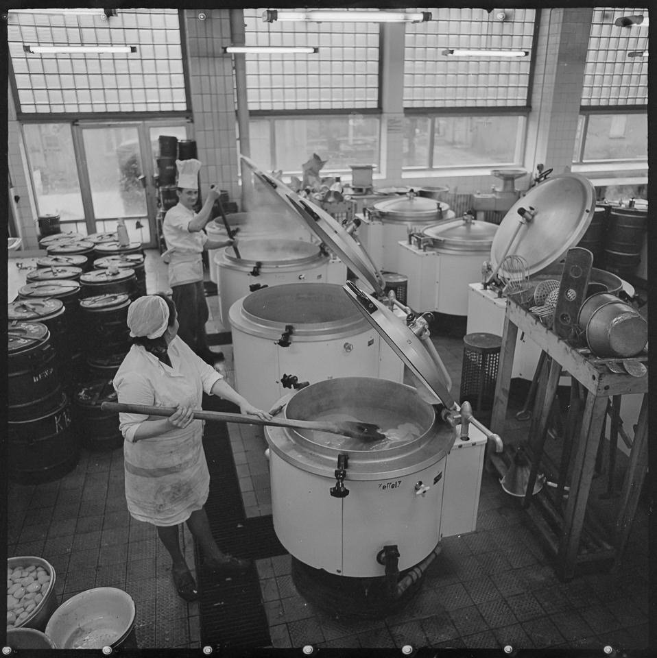 Koch und Küchenfrau in einer Großküche an großen Kochbottichen, 1969. SW-Foto © Kurt Schwarz. (Kurt Schwarz CC BY-NC-SA)