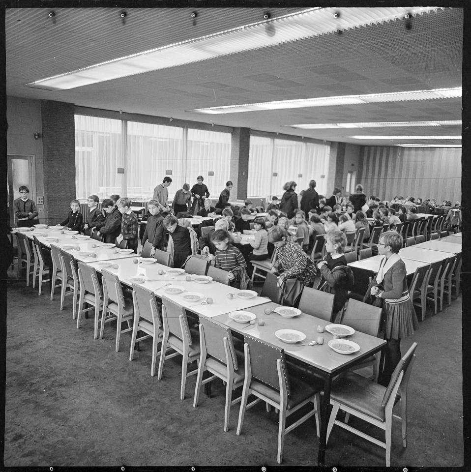 Kantine einer Berliner Schule zur Mittagszeit, 1969. SW-Foto © Kurt Schwarz. (Kurt Schwarz CC BY-NC-SA)
