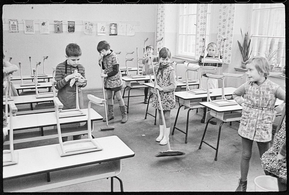 Grundschulkinder reinigen ihren Klassenraum, Februar 1969. SW-Foto © Kurt Schwarz. (Kurt Schwarz CC BY-NC-SA)
