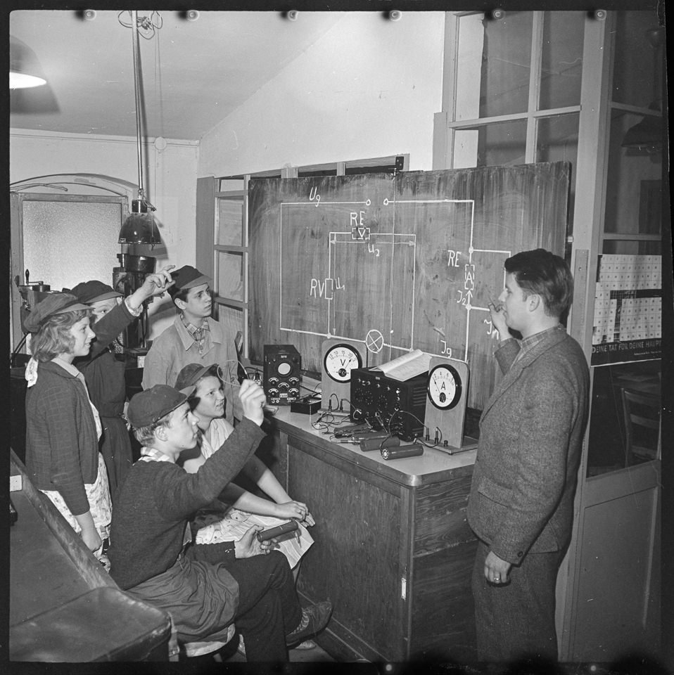 Lehrer erklärt Schülern ein elektrotechnisches Schaltbild., 1960er Jahre. SW-Foto © Kurt Schwarz. (Kurt Schwarz CC BY-NC-SA)