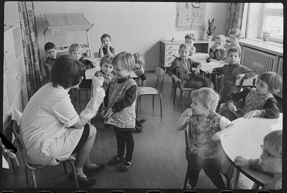Erzieherin spielt mit einer Kindergruppe, 1966. SW-Foto © Kurt Schwarz. (Kurt Schwarz CC BY-NC-SA)