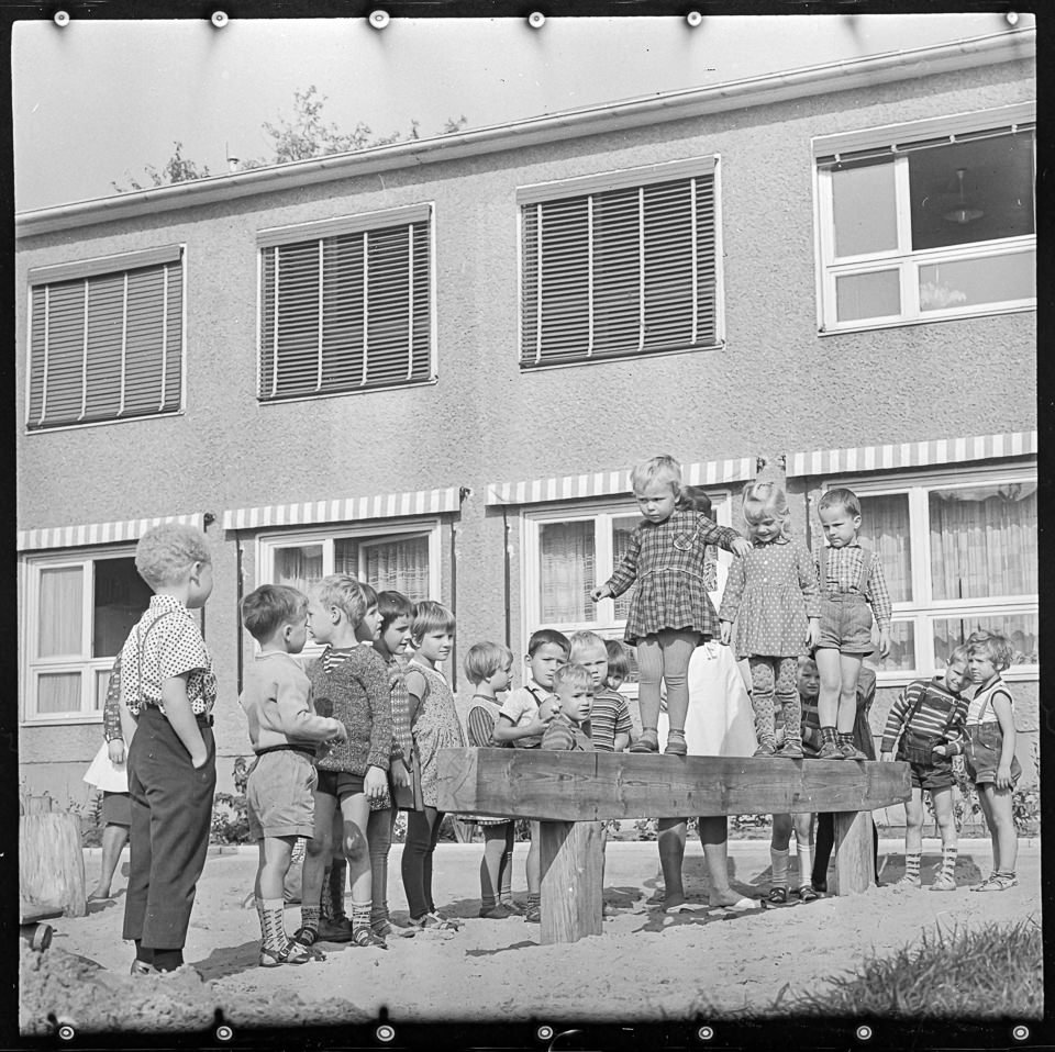 Kindergartekinder beim Turnen, 1960er Jahre. SW-Foto © Kurt Schwarz. (Kurt Schwarz CC BY-NC-SA)