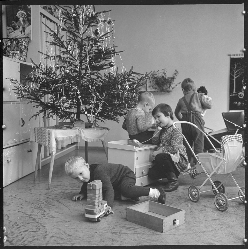 Kleine Kinder spielen im Gruppenraum unter Weihnachtsbaum, Dezember 1967. SW-Foto © Kurt Schwarz. (Kurt Schwarz CC BY-NC-SA)