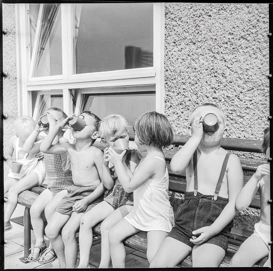 Kleine Kinder im Kita-Garten, 1967. SW-Foto © Kurt Schwarz. (Kurt Schwarz CC BY-NC-SA)