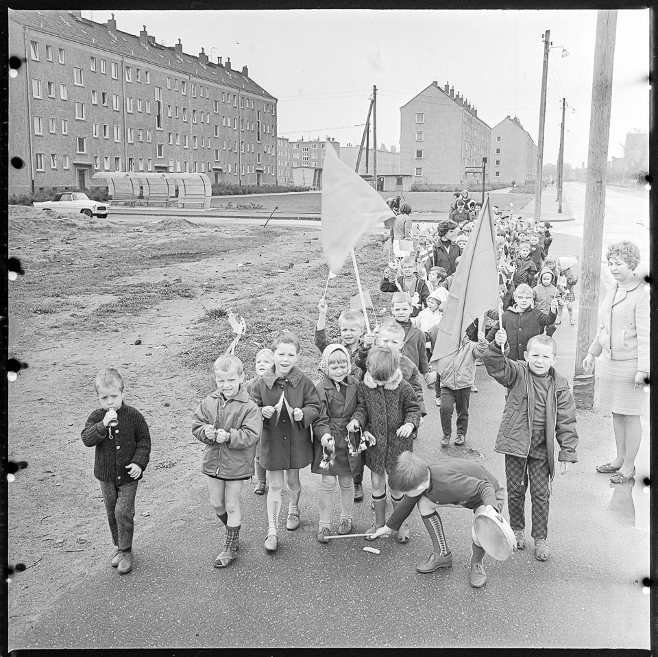 Kita-Kinder bei einem Festumzug zum 1. Mai, 01.05.1968. SW-Foto © Kurt Schwarz. (Kurt Schwarz CC BY-NC-SA)